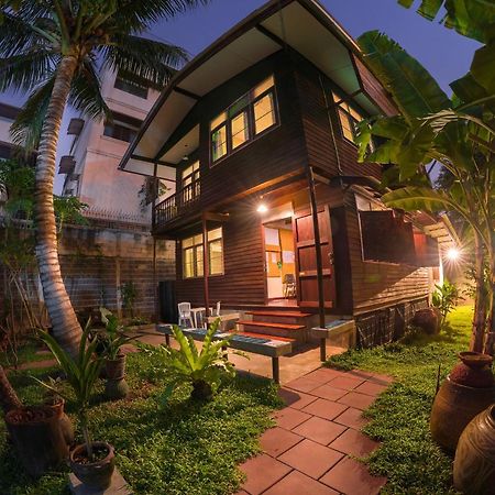 Yesterday Sathon Bangkok Exterior foto