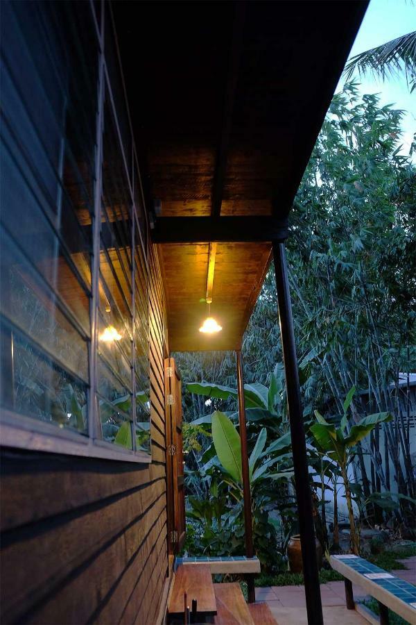 Yesterday Sathon Bangkok Exterior foto